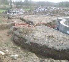 Fouilles de remontees tuyauterie plus une 1ere vue des fouilles du pool house