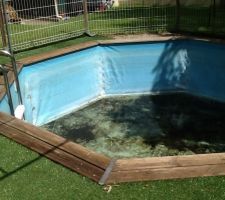 Alors voil, le choix a vite tait pris de changer la piscine. Je l'ai installer vite fait en 2008, c'est une piscine en bois que j'ai enterre. 
Dans quelques heures.... Sera dmonter et offerte  des amis.