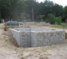 Les betons ont une semaine et on commence  remblayer le tour de piscine.