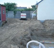 La terre végétale est étalée sur l'arrière du garage. Les fondations pour monter un muret de soutènement sera creusée demain.