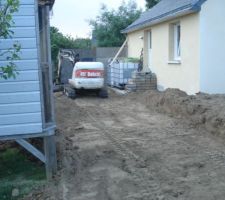 La terre végétale est étalée sur l'arrière du garage. Les fondations pour monter un muret de soutènement sera creusée demain.