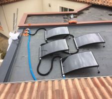 Pose des panneaux solaire hydraulique sur le toit plat de mon local technique, il y a plus qu'a attendre le couvreur pour une soudure du liner au niveau des tubes de sortie diamètre 80