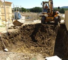 31 juillet 2010 : le terrassier creuse le trou...