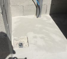 Toilette avec bonde au sol pour nettoyage aisé