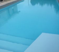 Mise en eau de la piscine, PVC blanc renforcé, antidérapant sur les marches, ligne d'eau en gris métallisé