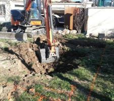 Début du terrassement après délimitation au sol de la partie à creuser