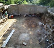 Après plusieurs mois à creuser à la main, la construction de la piscine va enfin pouvoir commencer.