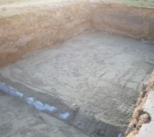 Réalisation du drainage par une chaussette geotextile avec un drain et des cailloux, le tout recouvert de sable
