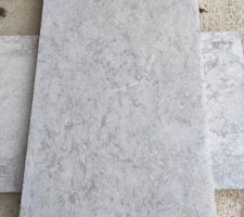 Pour les margelles, nous avons choisi une pierre calcaire gris/bleue : le Royal Grey en dimensions 61 x 33 et 2,5 cm d'épaisseur.