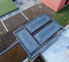 3 panneaux terminés et installés sur le toit. vitrage feuilleté, isolation polyuréthane et cadre aluminium
