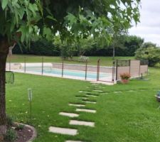 La clôture, spéciale piscine de marque Lippi(je précise son nom, car c'est un fabricant local réputé) avec portillon de sécurité.