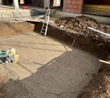 Le terrassement, début du chantier?. , traçage, compactage percement des passages de tuyau dans le local technique en sous-sol de la maison