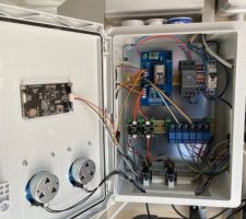 Automate Piscine DIY poolmaster.
Il gère la filtration, la regulation chlore et pH, l'éclairage et la pompe à chaleur.
L'ensemble est connecté à ma solution domotique pour une gestion a distance.
