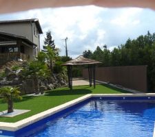Voici notre piscine maçonnée avec pvc armé bleu marine ...