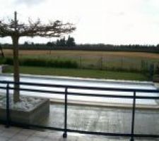 Photo panoramique avec le chalet (pool house) et la piscine en hiver sans le dallage ralis , scurit piscine ralise par le volet et le garde-corps