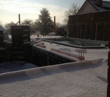 Possible que ce soit la seule et unique fois que notre piscine d'interieure connaisse la neige...