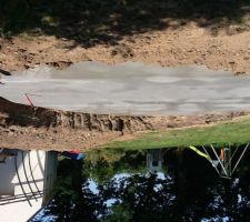 La voil enfin la dalle de notre piscine!! 15 cm de beton sur herisson.
