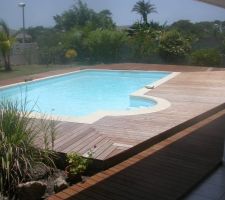 La piscine plaisir et son deck en Ebne vert