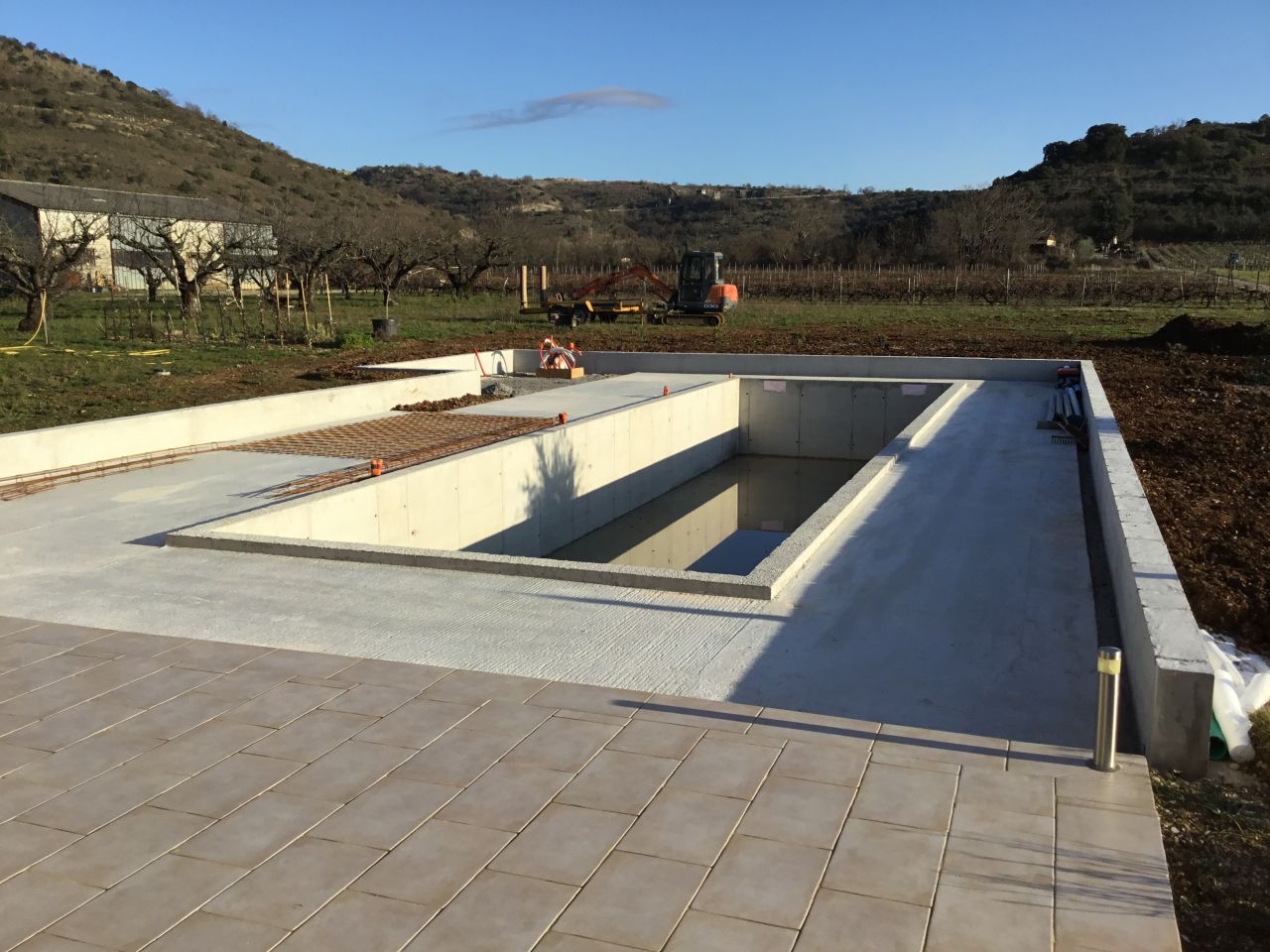 Le 6 janvier 2019 : perspective de la piscine vue de la terrasse maison.