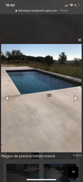 Photo de la piscine que j'aimerais realiser avec une dalle beton sans margelle qui se fini au niveau de la ligne d'eau.
