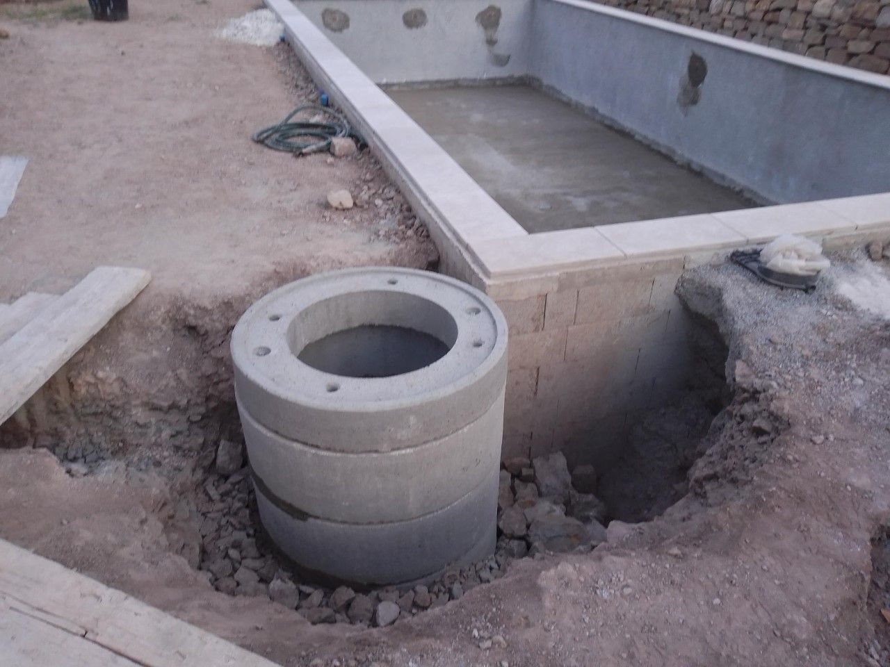 Apr�s le constat d'infiltrations au niveau de la banquette, cr�ation d'un puits de d�compression : Anneaux en b�ton  en place