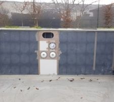 Les joins de la structure sont réalisés avec du vulgaire ruban adhésif pour carton!
Imaginez les plis qui apparaissent au travers du liner!