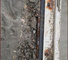 Une fois le dallage enlevé... Dallage en pierre naturelle fixé au ciment, à la colle et au mortier. Pro non? J'avoue que le masson de Desjoyaux a galéré pour l'enlever. Au passage, il a bien détruit la dalle!