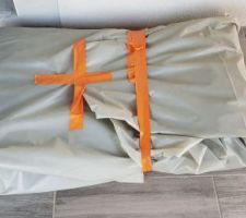 Mon liner, entreposé sur ma terrasse, a subit des températures négatives (-5°), très élevées (33° à l'ombre) sans parler du soleil qui tape dessus, de la pluie...
Le fabriquant de liner m'a conseillé de le changer vu les conditions dans lequel il est entreposé.
