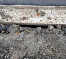 Une fois le dallage enlevé... Dallage en pierre naturelle fixé au ciment, à la colle et au mortier. Pro non? J'avoue que le masson de Desjoyaux a galéré pour l'enlever. Au passage, il a bien détruit la dalle!