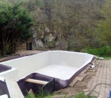 Avril, reprise des travaux. La structure de protection est retire, laissant apparaitre la piscine enduite.
Le rendu est super. Ca ne ressemble pas aux autres piscines.