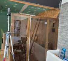 Mise en place du sauna. A la base je devait fabriquer moi mme le sauna mais le cot du bois pour un sauna de 10m2 trop lev m  contraint d'en acheter un en kit plus petit ce qui m'a oblig  modifier la cloison...