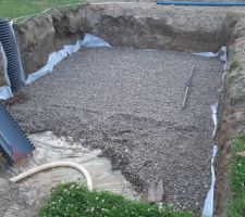 Fin de la premire journe de mise en place des cailloux drainant.