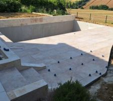 Le problme de pente a t corrig (carreau retirs, shappe ponce et carreaux recolls), il n'y a plus de cuvette devant les escaliers mais la pente globale de la terrasse est trs faibles (0,5% l o on attendait au moins 1,5% selon le DTU), on verra  l'usage....