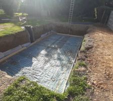 Commencement du ferraillage avec une premire couche de treillis soud.