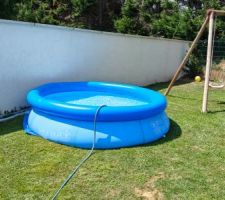 Ceci est une piscine gonflable en attendant une piscine en dur.