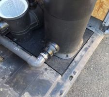 J'ai install 2 plaques anti vibration en caoutchouc de 2cm d'paisseur, de manire  arriver au mme niveau que le reste du local.
Malheureusement j'ai gagn uniquement 4 ou 5dbA, je suis pass de 82dbA  environ 78dbA. Local ferm je suis entre 55 et 60dbA suivant o je fais la mesure. Ce n'est vraiment pas suffisant pour une pompe sense tre  55dbA! Je me suis bien fait avoir, j'aurais du demander une pompe variable...