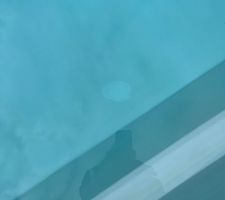 Bonjour,
J?ai des taches sur la coque de piscine. Je ne sais pas d?o a vient et a ne part pas malgr un traitement mtal en mettant du gros sel sur l?aquaterre. Je me demande si ce n?est pas du calcaire mais quand je passe le doigt ce n est pas rugueux. Quelqu?un aurait il une ide? 
Merci