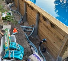 La tuyauterie en cours de collage