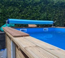 Installation de l'enrouleur et de la bche  bulle + revtement en bois exotique