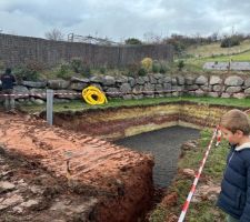 R�alisation d'une couche de forme de 30cm en 10/14. J'ai ajout� un drain p�riph�rique et un puit de d�compression.
Mon terrain est tres argileux, je pr�vois donc de bien drainer en dessous et sur la p�riph�rie,