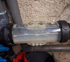 Electrolyseur avec les deux �crous noirs de part et d'autre.