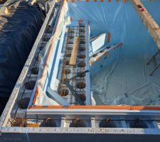 Le montage des paroies en blocs polystyr�ne et ferraillage - Pr�paration au coulage du b�ton