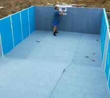 Pr�paration des surfaces a accueillir le liner, j'ai choisi de recouvrir toutes les surfaces, c'�tait pas une obligation mais c'est tellement plus agr�able au toucher