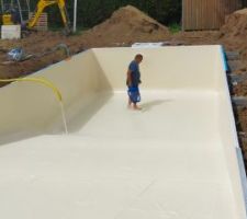 La pose du liner est faite, bricolage d'un tube pvc aplati et perc� pour le passer derri�re le liner branchement de l'aspirateur de la maison sans les filtres pour qu'il chauffe le moins possible et mise en d�pression du liner .le tendu est impeccable