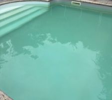 �tat de la piscine apr�s ajustement chlore et PH. Un �tat n�buleux comme du calcaire ou du tartre.