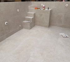 Carrelage et integration skimmer et finition tour de piscine