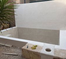 Carrelage et integration skimmer autour de 2 �normes pierre de calcaire et finition tour de piscine