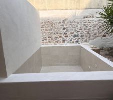 Carrelage et integration skimmer autour de 2 �normes pierre de calcaire et finition tour de piscine