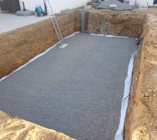 Terrassement termin� avec la pose d'un g�otextile et 10 cm de concass� 6/10